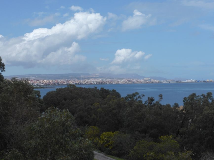 Blick auf Melilla und den Hafen Beni Ensar