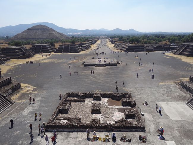 Der Blick auf Prachtstraße und Sonnenpyramide (aufgenommen von der Mondpyramide) in Teotihuacan ist atemraubend.
