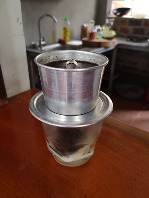 Vietnamesischer Kaffee zum Frühstück. Mit dicker süßer Dosenmilch