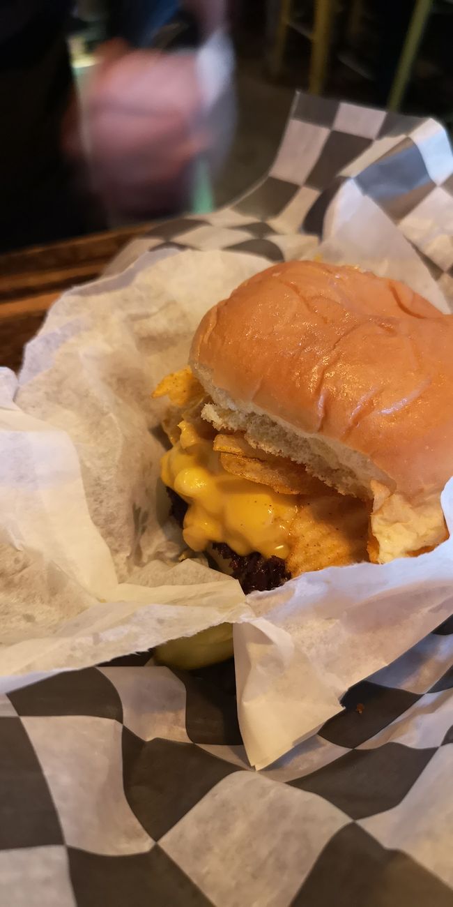 Burger mit Mac'n'cheese und Chips und Bacon