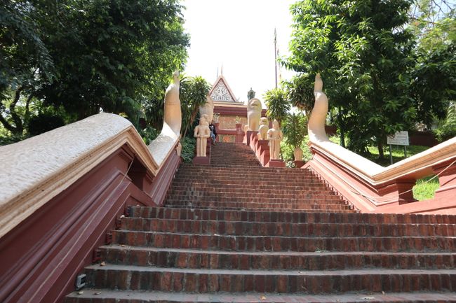 Die Treppe hoch zum Tempel von Wat Phnom.