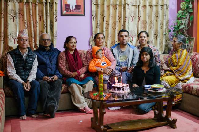 Links nach rechts - Opa, Opa (wohnt nicht bei uns), Oma (wohnt nicht bei uns), Oma mit Jenika, Santosh, Jyoti, Uroma, Susmita