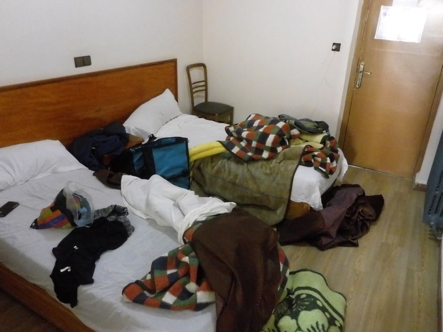 24.4. Samstag. Unsere Betten im kalten Hotelzimmer Saada