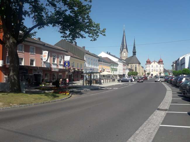 Market with pilgrimage church (Maria Schutz am Bründel) and town hall