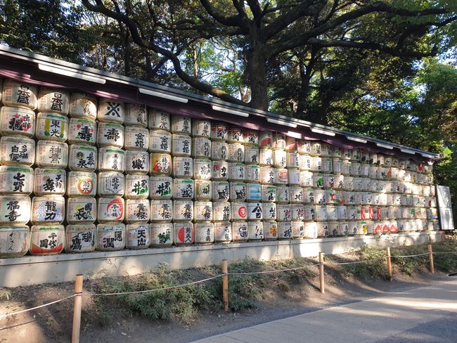 Gespendete Sake-Fässer zu Ehren des Meiji-tenno