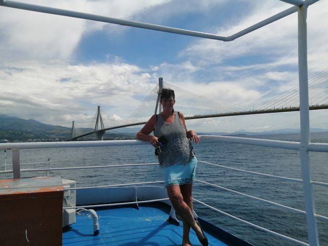 01/06/2019 let's go to the main destination. Peloponnese!!! I'm taking the ferry and have a wonderful view of the suspension bridge. My first stop is at Ionion Blu, a free parking spot next to the restaurant on the beach. Wonderful tranquility, sunsets, friendly owners, and a great beach right at the door. Sometimes I'm alone there, 800 meters away there's a refugee camp with Pakistanis, but everything is fine. I stayed there for a whole 6 nights.