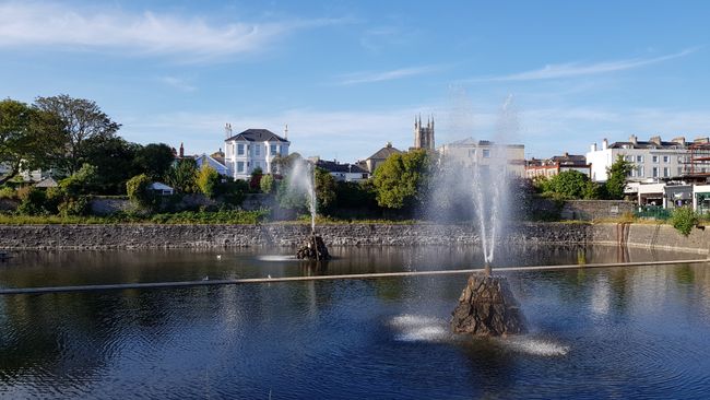 Der Drake's Place ist ein wichtiges historisches Reservoir in Plymouth. Ebenfalls nach Sir Francis Drake benannt, welcher einen Künstlichen Wasserlauf aus dem Dartmoor zum betreiben einer Mühle errichtete. Dieser Wasserlauf ist Zulauf für das Reservoir im Drake's Place, welches dann während der Bombardierung im 2. Weltkrieg eine wichtige Rolle für die Wasserversorgung in Plymouth spielte.