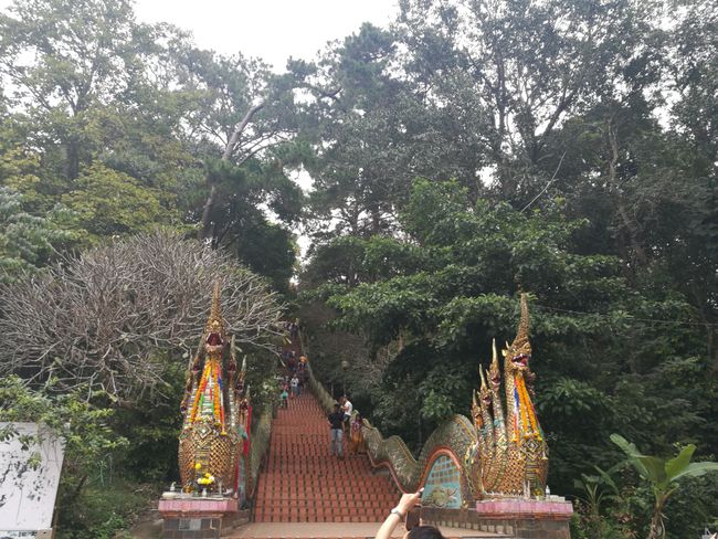 Treppe hoch zum Tempel 