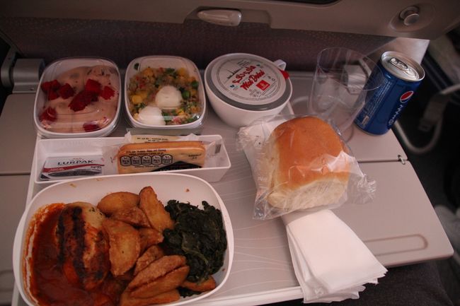 Flugzeugessen: Hühnchen mit Kartoffeln und Spinat, dazu einen Salat und eine Himbeer-Schokocreme