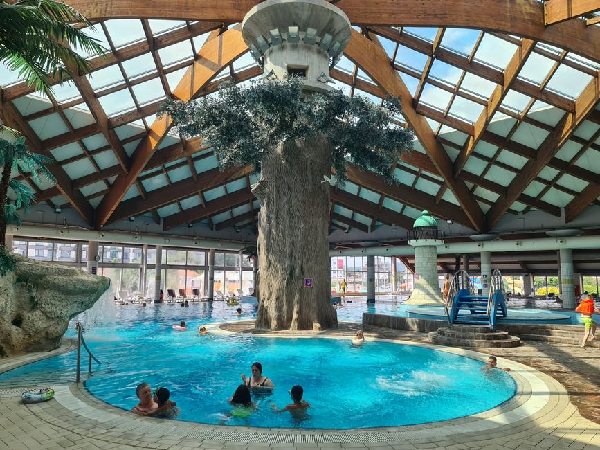 Von innen sah das Bad wie eine in die Jahre gekommene Kopie unserer Spaßbäder aus. Der Burkini war hier voll im Trend. Witzig: der Baum in der Mitte wurde von Eltern mit kleinen Kindern zum Orinieren genutzt.