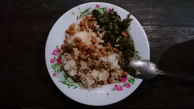Mittagessen: Reis mit Bohnen und Salat