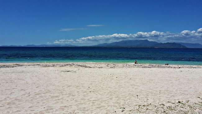 Strand der Bounty Island mit Viti Levu im Hintergrund