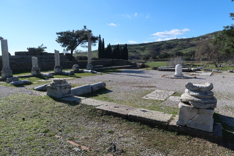 Vorhof mit Schlangensäule, Tempel von Zeus Soter Asklepios auf der linken Seite