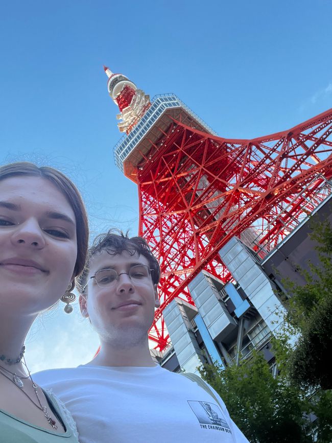 Wir vor dem Tokyo Tower