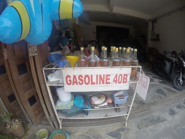 Tankstelle in Lamai: Eine Familie verkauft Benzin abgefüllt in Glasflaschen