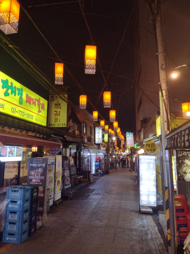 One of the many food markets at night