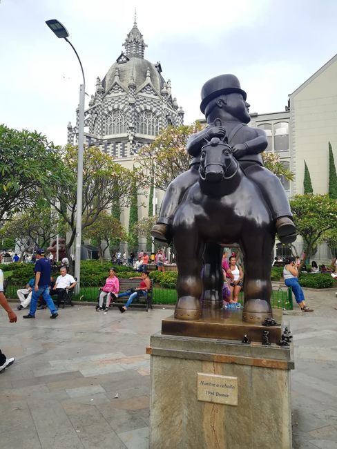 In Medellín finden sich zahlreiche von Boteros unproportionalen Statuen.