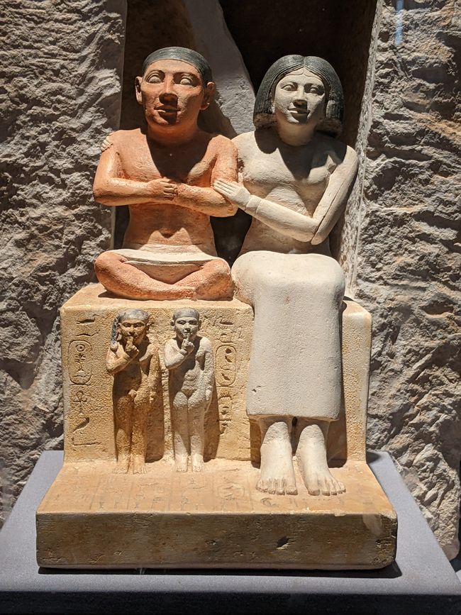 Familienfoto anno 2500 v.Chr.: der Zwerg Seneb (Priester) mit seiner Familie