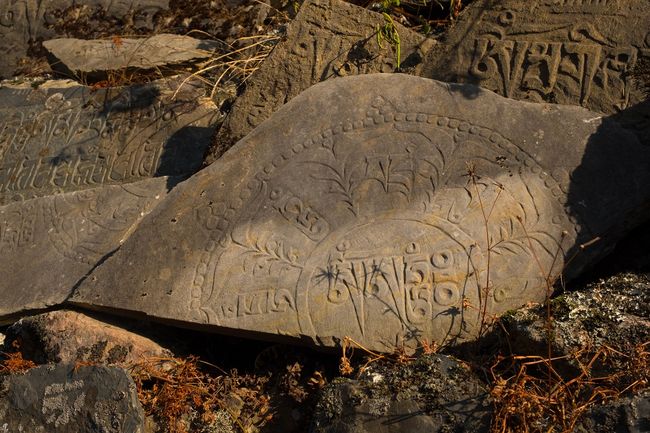 Tibetische Inschriften zieren die Steine an Chorten.