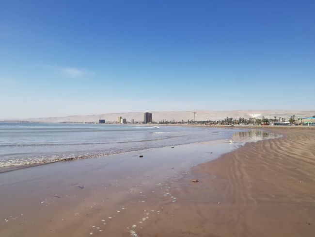 Playa Chinchorro mit Atacama Wüste im Hintergrund