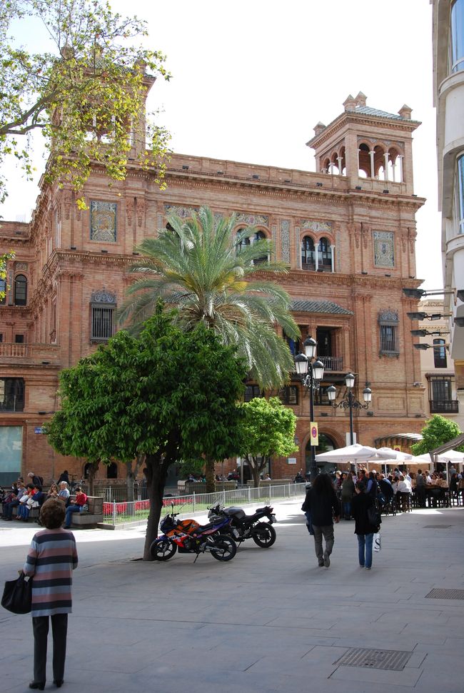 Walking and sightseeing in Seville