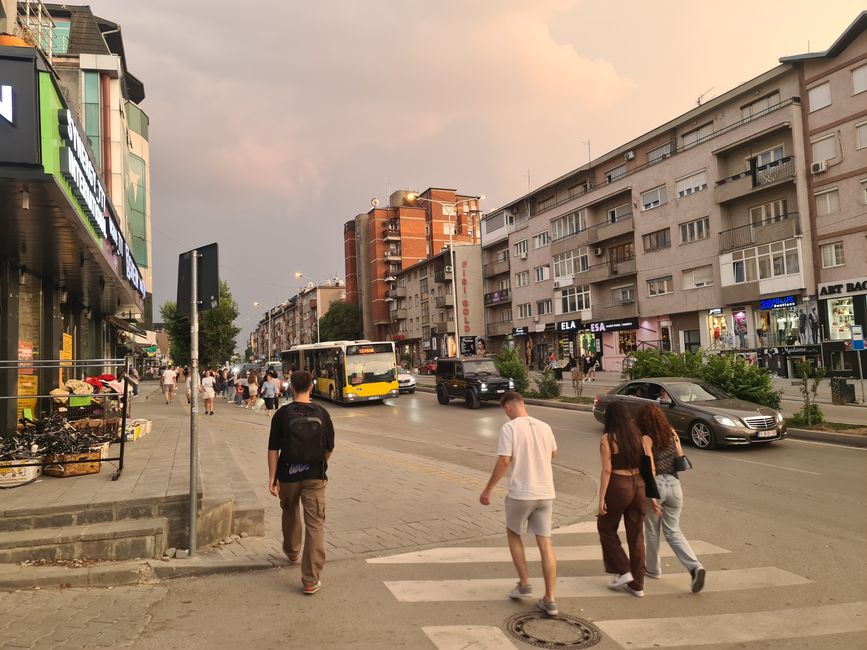 Aber der erste Eindurck von Pristina Downtown zusammen mit Sonnenuntergang und nahenden Gewitter war doch sehr positiv