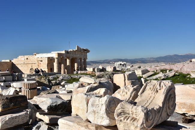 Der monumentale Eingangsbereich zur Akropolis, die Propyläen. 