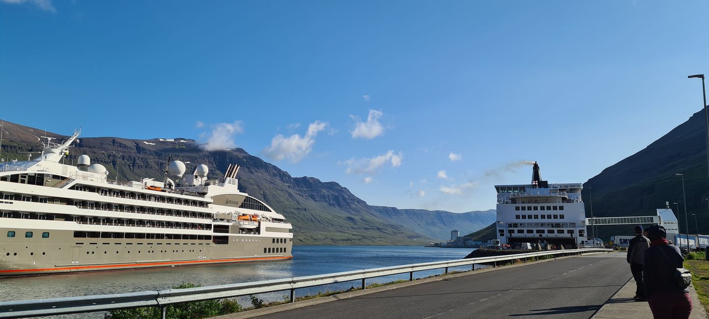 Der Hafen, die MS Norröna  [rechts].