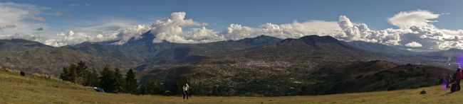 Am nächsten Tag war das Wetter dann so gut, dass wir Gleitschirmfliegen konnten. Mit herrlichem Blick auf den Vulkan Tungurahua.