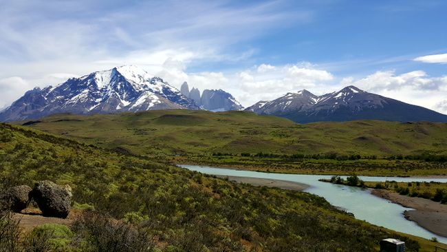 Ganz klein - die Torres del Paine, das Wahrzeichen des Parks