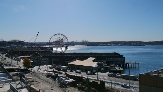 ທັດສະນະຂອງແຄມນ້ໍາ Elliott Bay ຈາກຕະຫຼາດ Pike Place