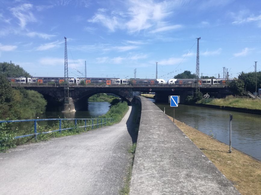 Links die Lenne, rechts der Kanal