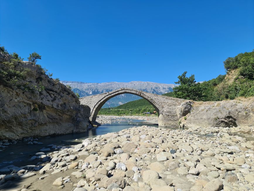 Passenderweise gab's am Fluss noch eine alte osmanische Brücke