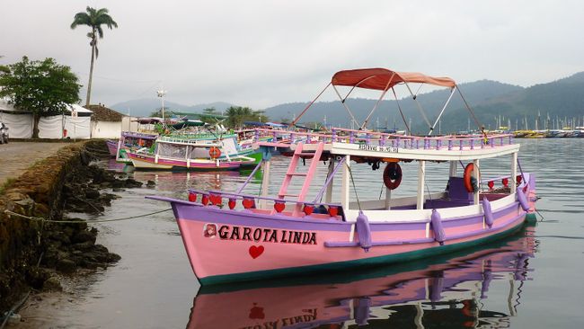 Colorful excursion boats named after a Linda - Garota=girl as bossa nova fans know