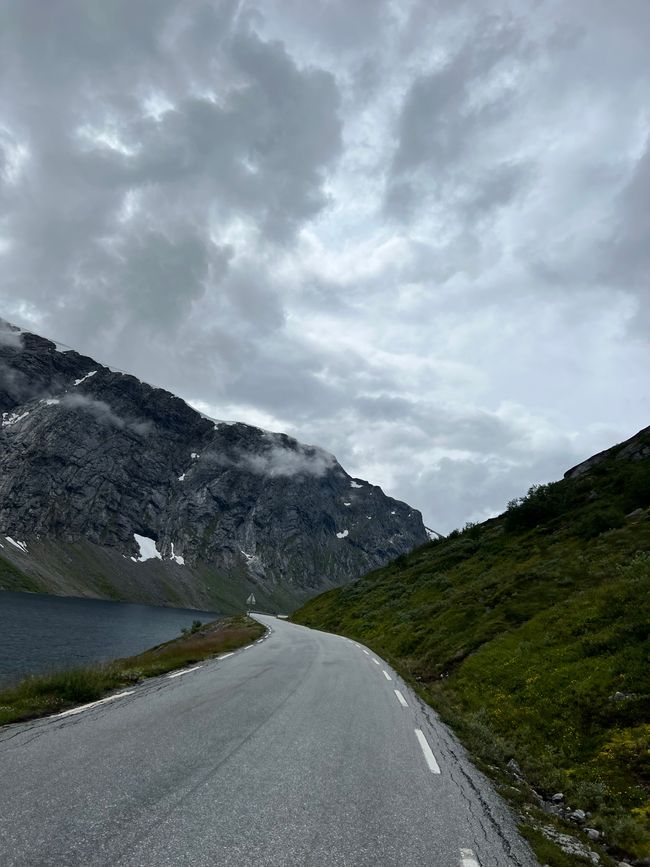 산악 도로를 통해 게이랑에르 피요르드(Geiranger Fjord)까지