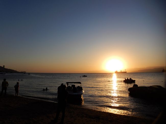 Puntuales para la puesta del sol sobre el mar rojo