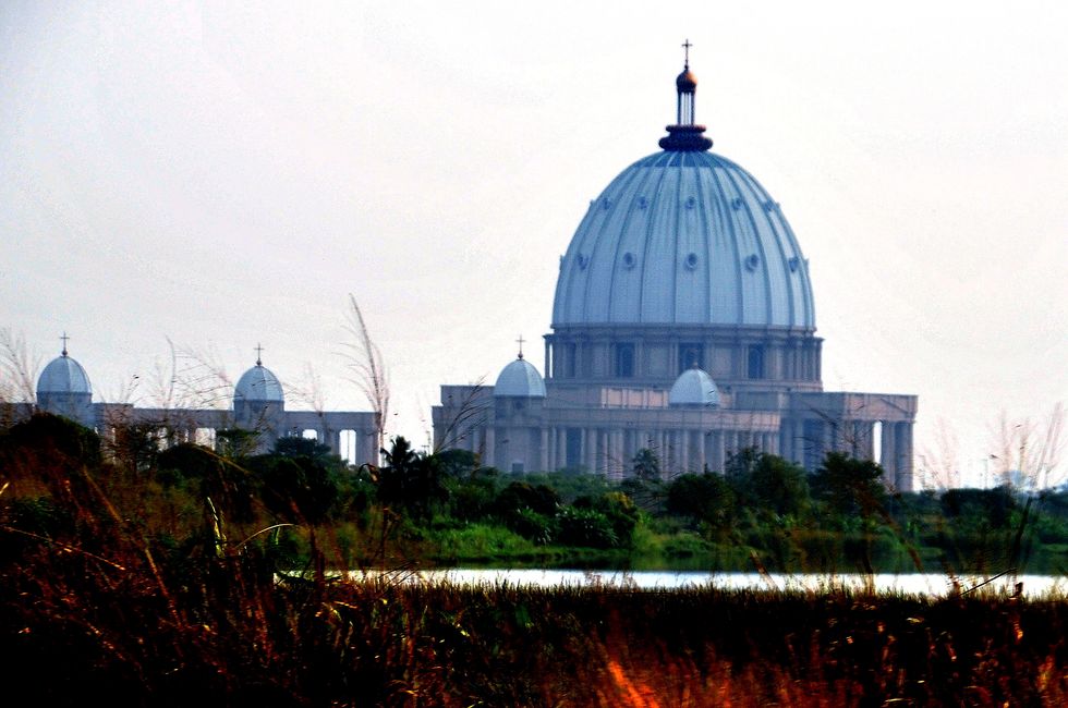 Am 10. September 1990 weihte Johannes Paul II. die gigantische Basilique Notre-Dame de la Paix in der Hauptstadt der Elfenbeinküste. Bei den meisten Gottesdiensten sind kaum zwei Prozent der Plätze besetzt. 