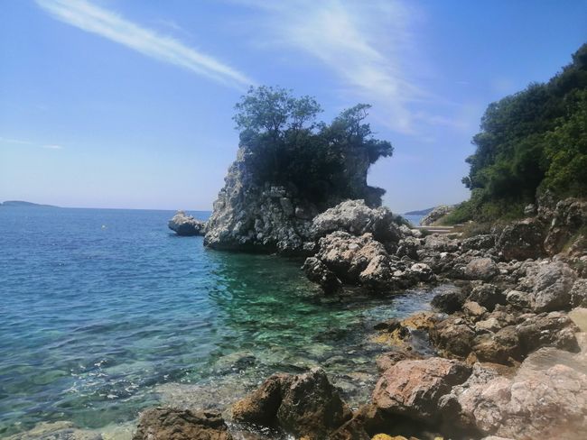18.06.19, wir machen einen Badestop in Kroatien und fahren dann nach Dubrovnik und übernachten in Podaca. Leider ist in Kroatien das Freistehen verboten und wird auch nicht geduldet. Wir akzeptieren es und fahren auf einen kleinen Campingplatz. Nun ja, nicht so meins aber muss auch mal gehen.