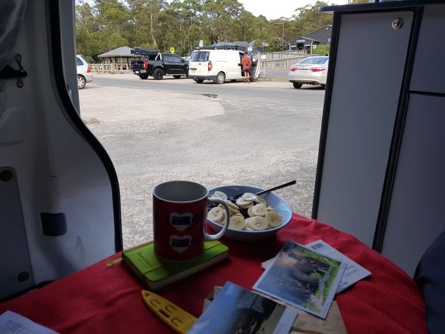 Breakfast in the parking lot while the first walkers arrive