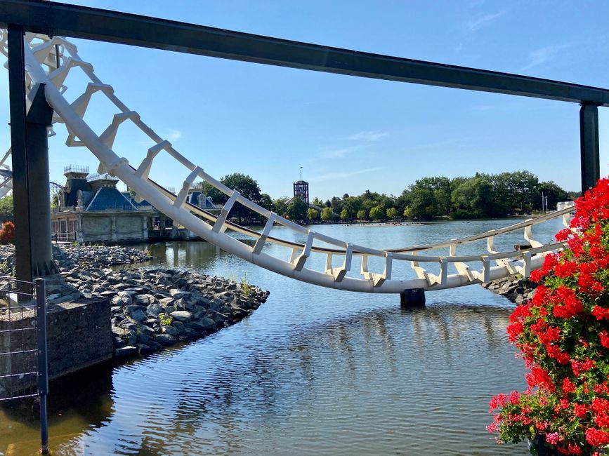 Teil der Big-Loop-Achterbahn im Vordergrund