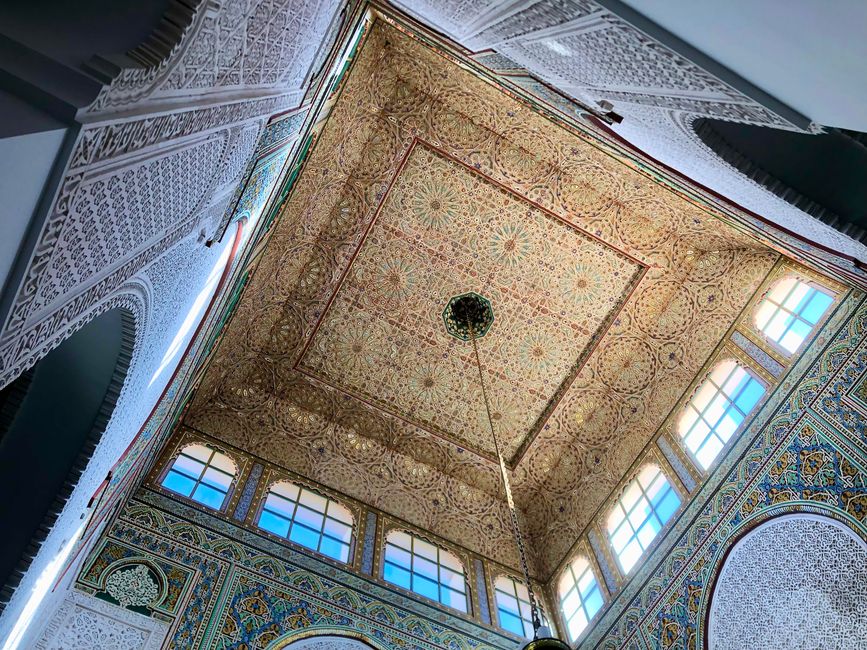 Ein Blick auf die wunderschön verzierte Decke des Mausoleums.