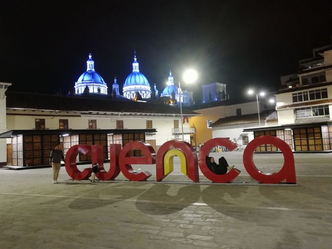 Cuenca mit beleuchteten Kathedralenkuppeln im Hintergrund