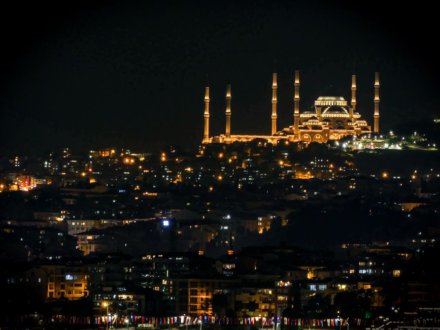 Die Çamlıca Moschee thront über dem goldenen Horn.