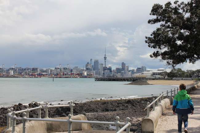 Blick auf Aucklands Skyline von Devonport aus auf dem Weg zum Fähranleger