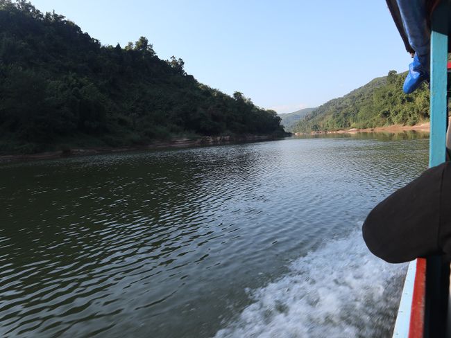 En amont de Muang Khua en bateau (jour 84 du tour du monde)