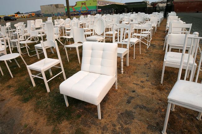 Gedenkstätte 185 Empty White Chairs