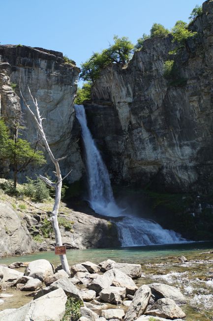Am Wasserfall tummeln sich nicht nur Touristen