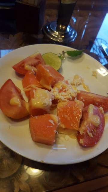 der schelchteste Obstsalat auf Bali.. Papaya und Tomaten mit dressing?!? WTF#?!