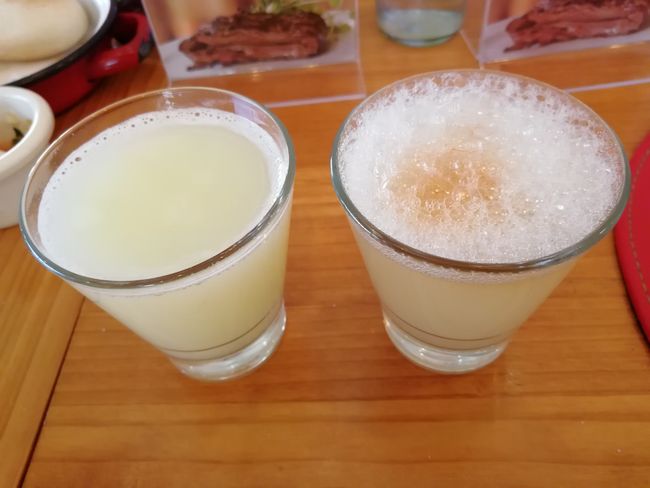 Chilenischer (links) vs. peruanischer (rechts) Pisco Sour 