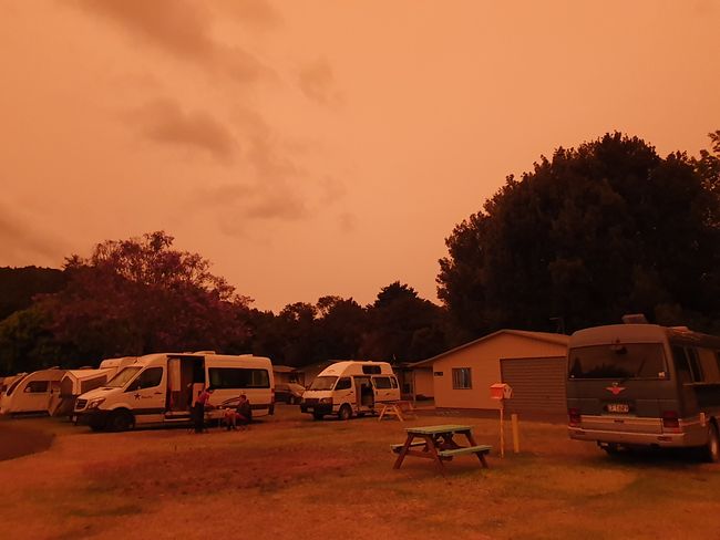 Apokalyptische Stimmung um 17.00h an einem Sommertag (Smog von den Buschbränden in Australien)